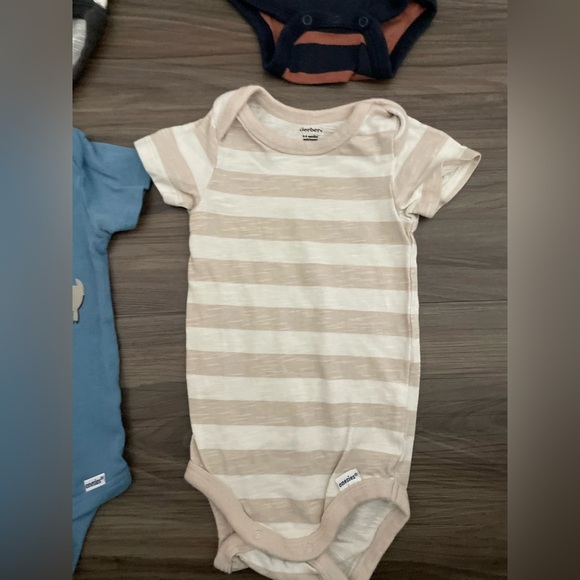 Gerber baby boy 4 piece bundle of multicolor onesies size 6-9 months - Picture 7 of 8